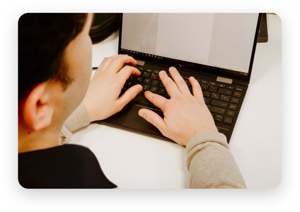 Startende ondernemer typt op laptop